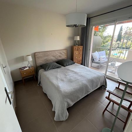Appartement Avec Terrasse, Vue Jardin Et Piscine อองทีบส์ ภายนอก รูปภาพ