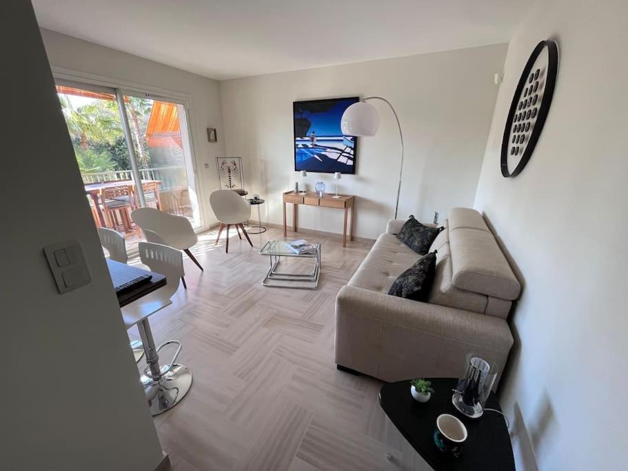 Appartement Avec Terrasse, Vue Jardin Et Piscine อองทีบส์ ภายนอก รูปภาพ