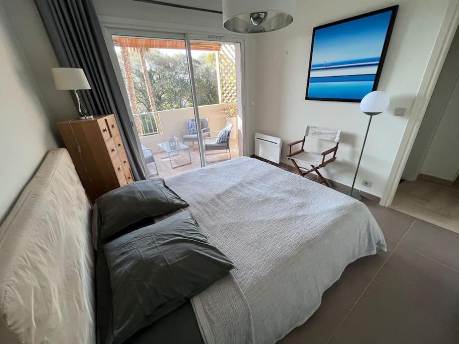 Appartement Avec Terrasse, Vue Jardin Et Piscine อองทีบส์ ภายนอก รูปภาพ