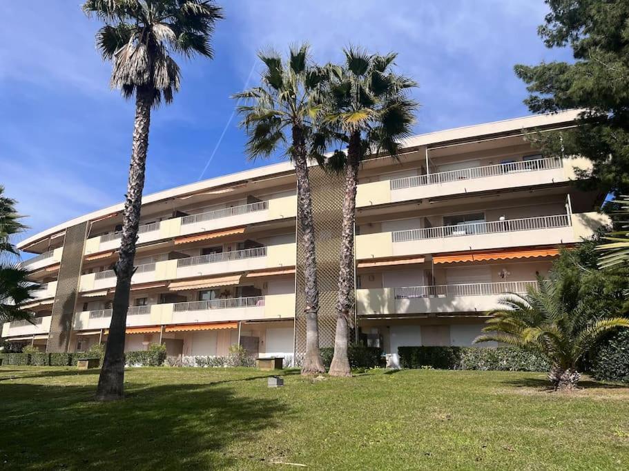 Appartement Avec Terrasse, Vue Jardin Et Piscine อองทีบส์ ภายนอก รูปภาพ