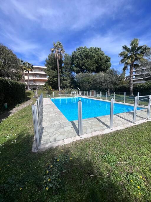 Appartement Avec Terrasse, Vue Jardin Et Piscine อองทีบส์ ภายนอก รูปภาพ