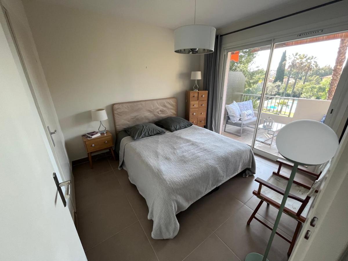 Appartement Avec Terrasse, Vue Jardin Et Piscine อองทีบส์ ภายนอก รูปภาพ